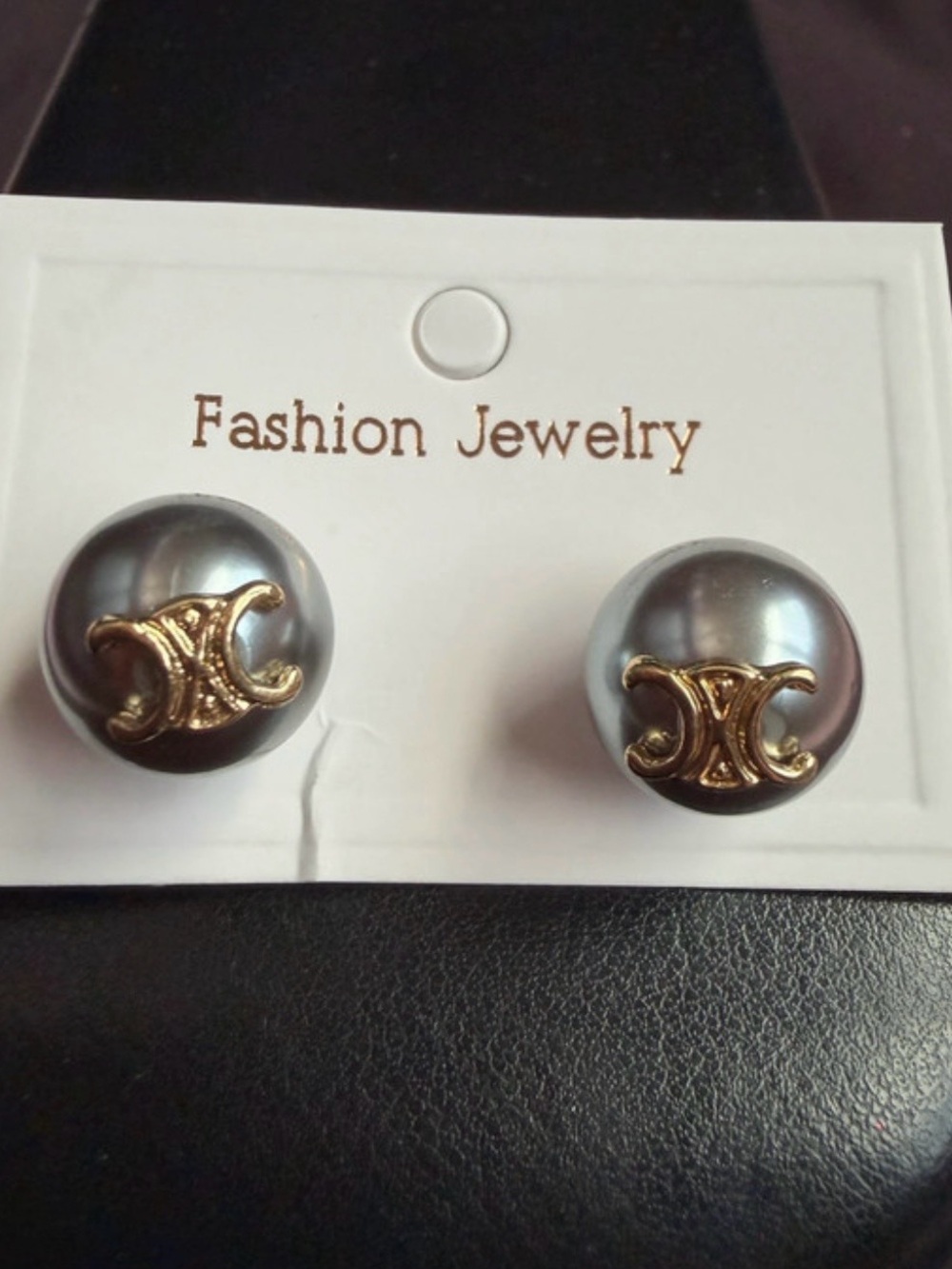 Fashion Jewelry Gray Pearl Stud Earrings with Gold Emblem